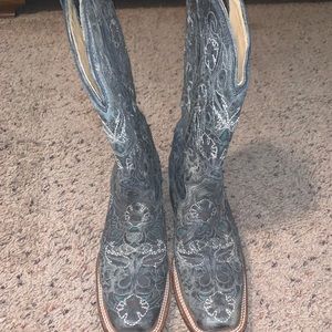 Size 7 corral boots.